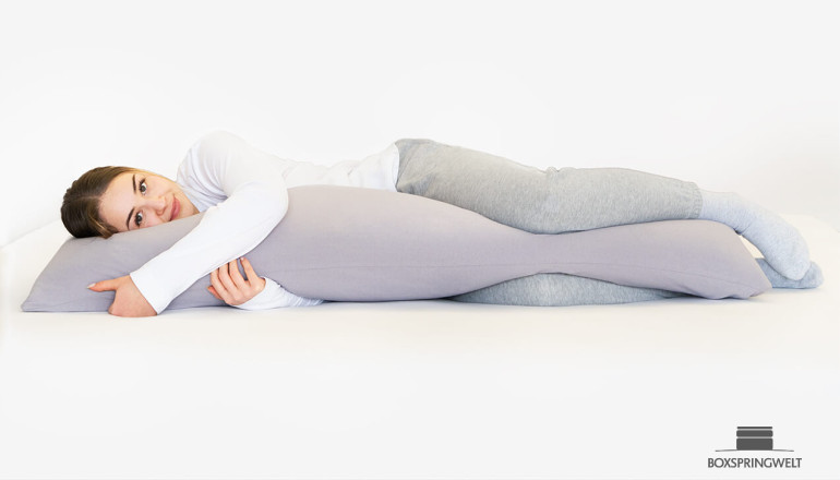 L'oreiller pour dormir sur le côté BodySleep assure une position ergonomiquement correcte en position latérale.