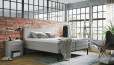Lit Boxspring Tyler 200 x 220 cm en textile Luca Dolphin ; style industriel en vogue avec cadre métallique ; tête de lit affleurante avec couture décorative