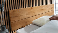 Tête de lit en bois divisée en deux avec fissures naturelles sur les côtés