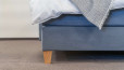 Pieds de lit coniques en bois massif (ill. hêtre naturel) ou pieds de lit en métal (voir guide de sélection) ; housse : velours côtelé fin Ontario bleu fumé