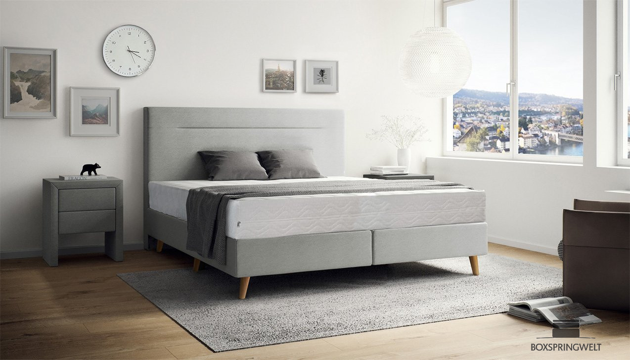 Mit Kopfteil Fritz (bündig) und Chromfüße